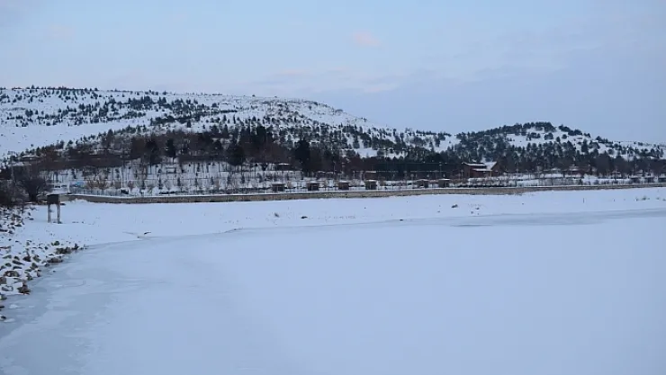 Orduzu Göleti buz tuttu