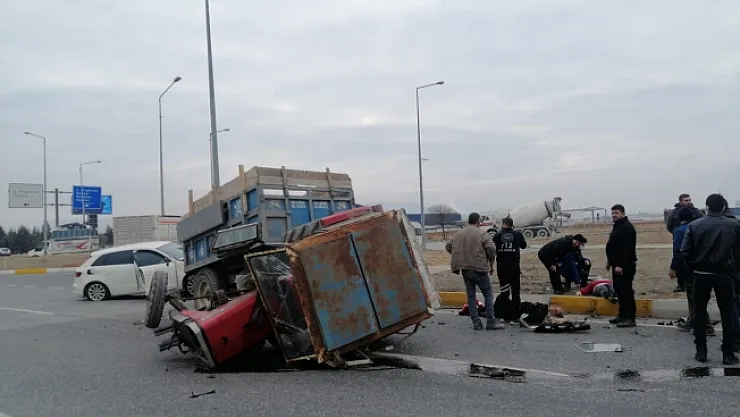 Otomobil ile traktör çarpıştı: 2 yaralı