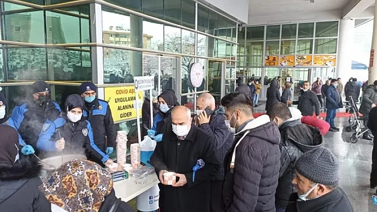 Polisten hasta yakınlarına sıcak çorba