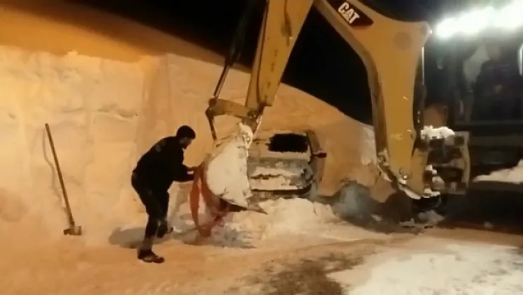 Sürücünün bıraktığı aracı 5 metre karın altından çıktı