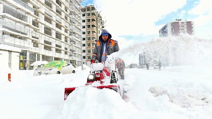 Yeşilyurt Belediyesi Ekipleri 24 saat kar mesaisinde!
