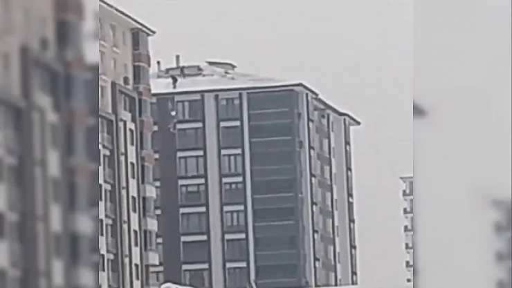 14 katlı binada tehlikeli kar temizliği