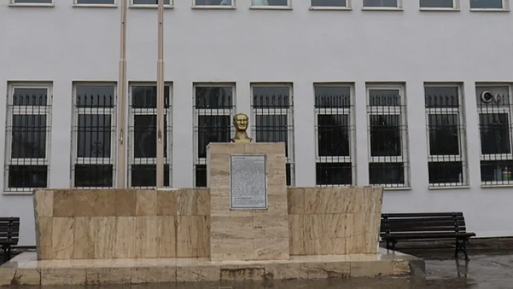 Atatürk büstüne saldırıya tutuklama!