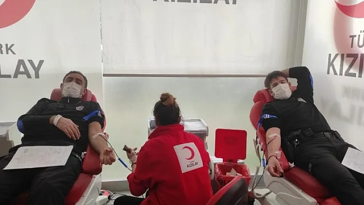 Covid-19'da kan stokları azaldı polisler kan bağışı yaptı