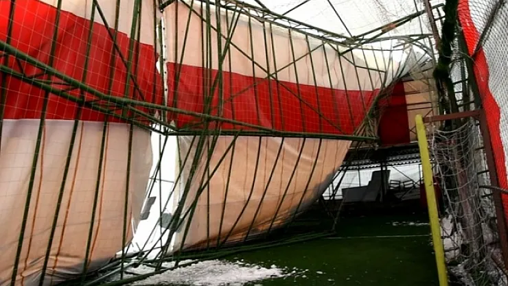 Doğanşehir'de halı saha çöktü!