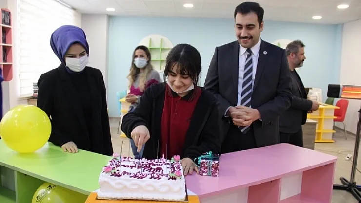 En çok kitap okuyan öğrenciye doğum günü sürprizi 