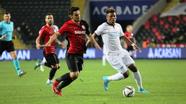 Ertelenen maç golsüz geçti