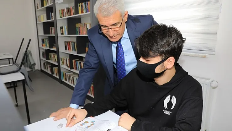 Güder'den öğrencilere kütüphanede sürpriz