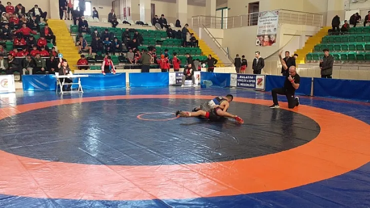 Güreş Grup Şampiyonası çekişmeli başladı   