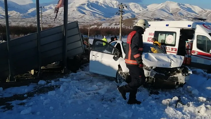 İki araç çarpıştı, 4 kişi yaralandı  