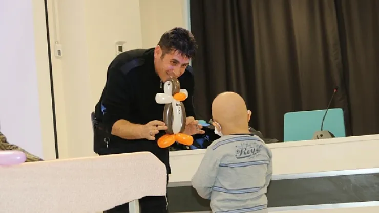 Kanserli çocuklara polis ağabeylerinden moral