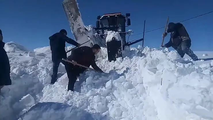 Kara saplanan araç için vatandaşlar seferber oldu   