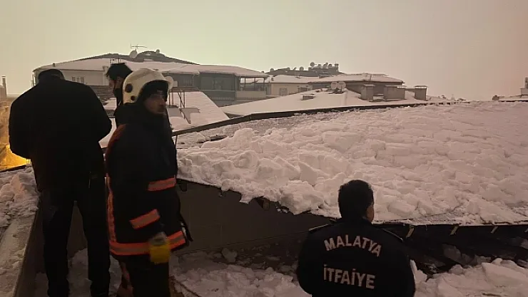 Kardan çöken ahşap çatı parçalara ayrıldı