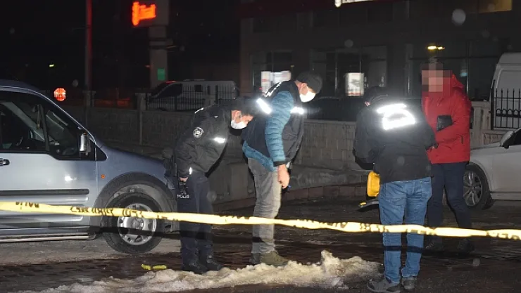 Evinin önünde silahlı saldırıya uğrayan işadamı yaralandı