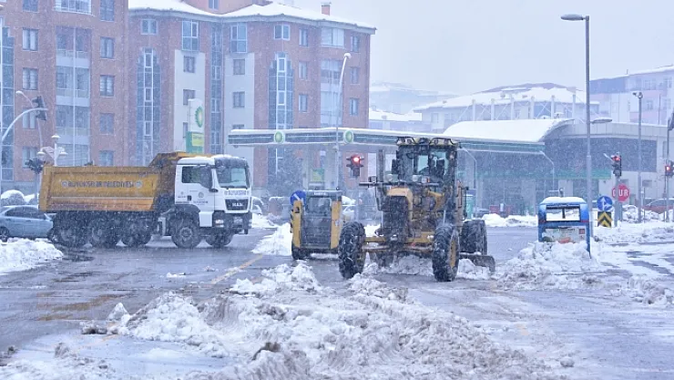 MASKİ Ekiplerinden kar temizliğine tam destek
