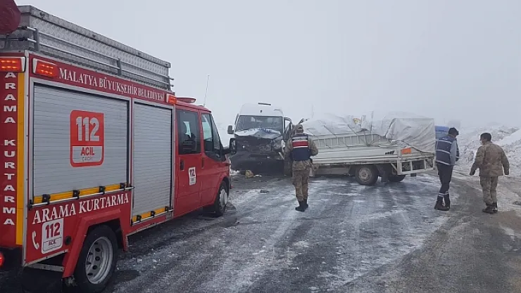 Minibüs ile kamyonet kafa kafaya çarpıştı: 9 yaralı