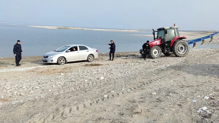 Otomobil iskele sahasında çamura saplandı
