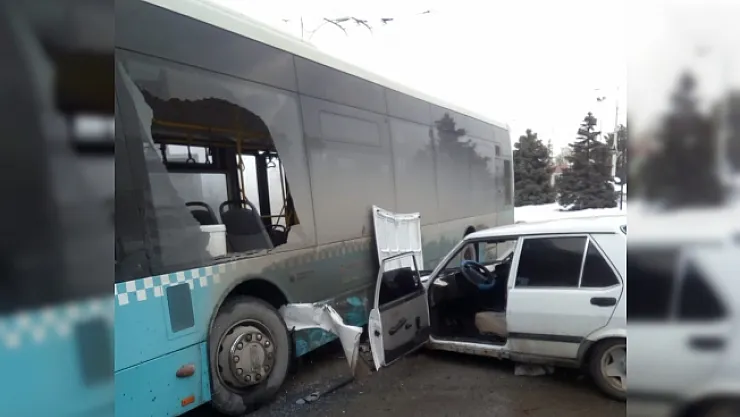 Özel halk otobüsü ile çarpışan araç hurdaya döndü