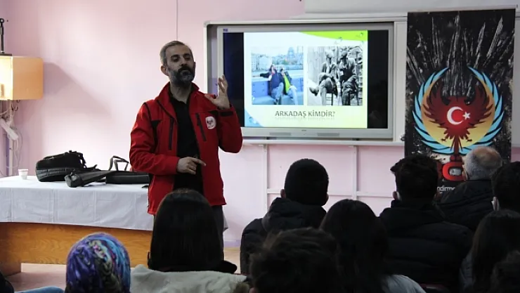 Polisten öğrencilere ''terörden uzak kalın'' mesajı