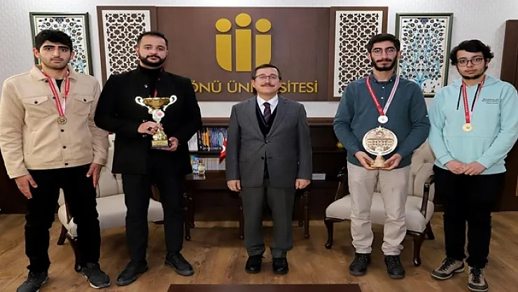 Rektör Kızılay'dan başarılı sporculara hediye