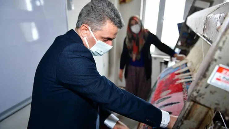 Vali Baruş, halı dokuma kursunda