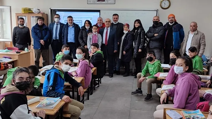 40 yıllık öğretmene ilk öğrencilerinden sürpriz ziyaret