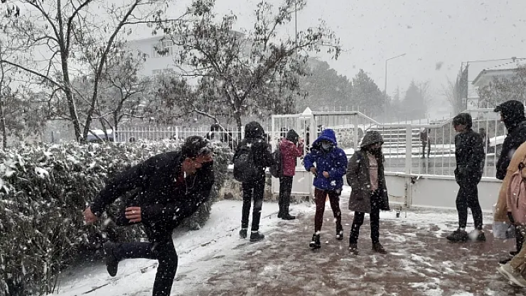 Arguvan'da gençlerin kar sevinci