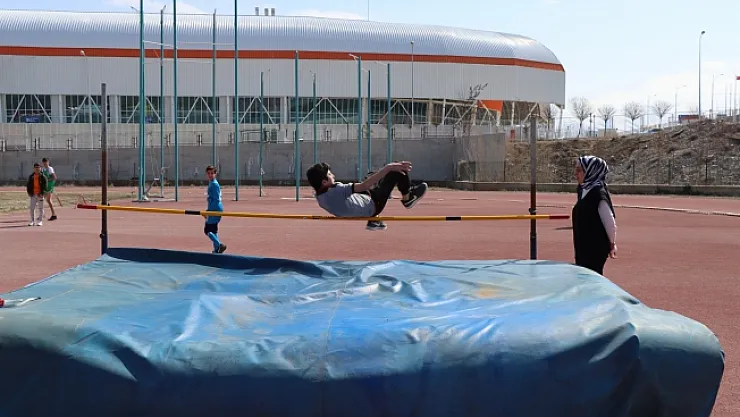 Atletler il birincisi olmak için ter döktü