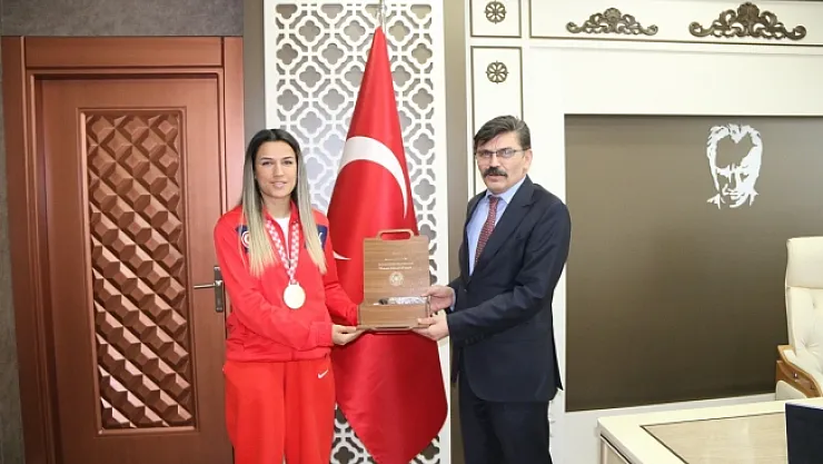 Avrupa Şampiyonu Akbaş'tan Müdür Dağdeviren ziyaret