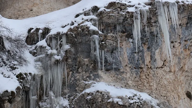 Bin 400 rakımdaki buz sarkıtlar görsel şölen sunuyor