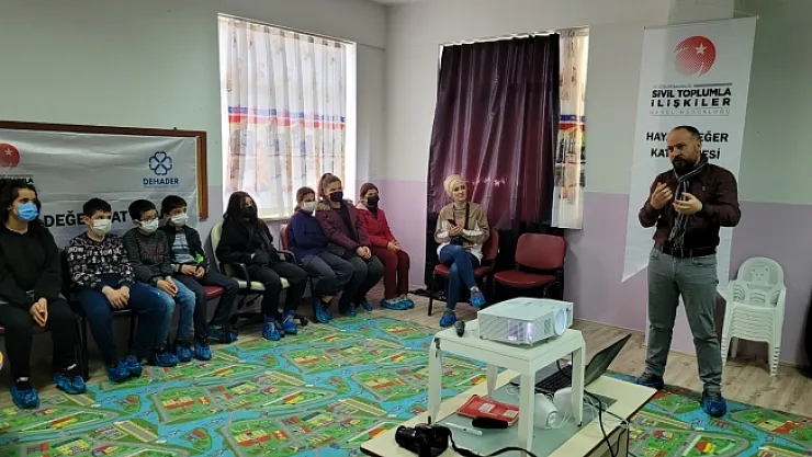 Çocuk yaşta fotoğraf çekmeyi öğreniyorlar