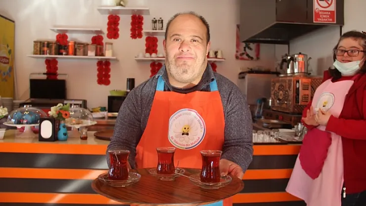 Down sendromluların çalıştığı kafeye yoğun ilgi