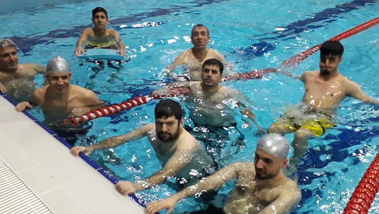 Görme engellilerin havuz keyfi  