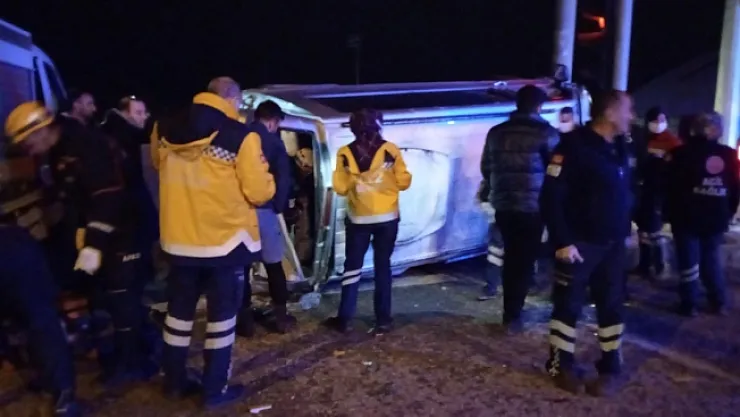 Hafif ticari araçla çarpışan panelvan devrildi: 1 yaralı  