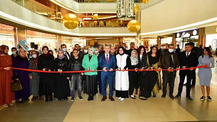 'Işığın Gölgesinde Kadın' fotoğraf sergisine yoğun ilgi
