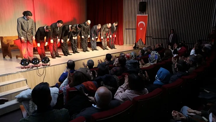 "İstiklal yolu Mehmet Akif" tiyatro oyunu izleyici ile buluştu