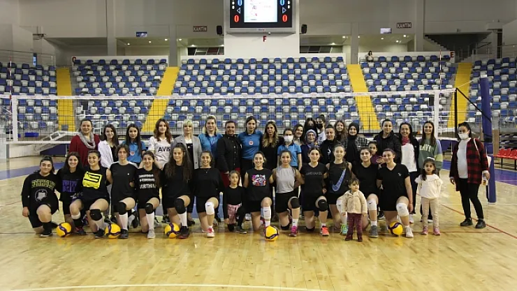 Kadınlar voleybol şenliğinde buluştu