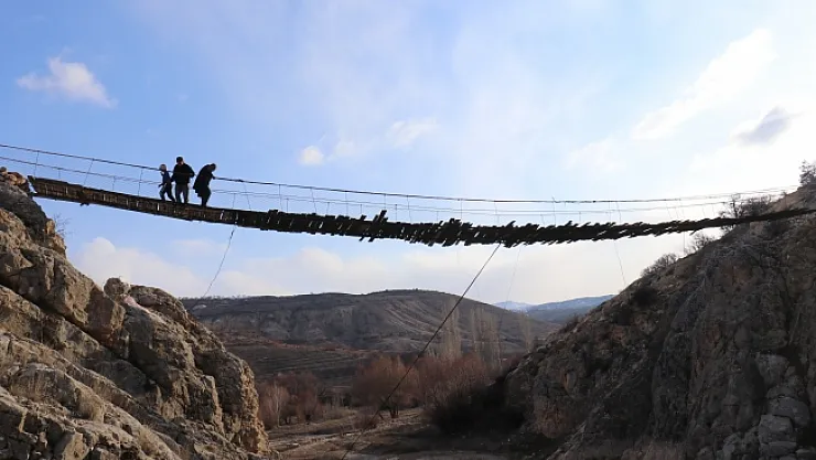Malatya'daki bu köprü yürekleri ağza getiriyor!