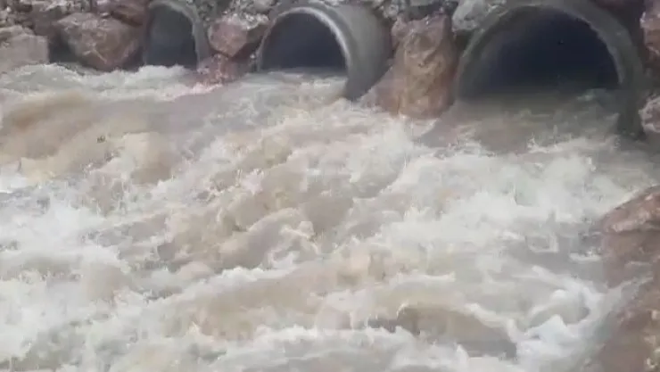 Malatya'da eriyen kar sele neden oldu  