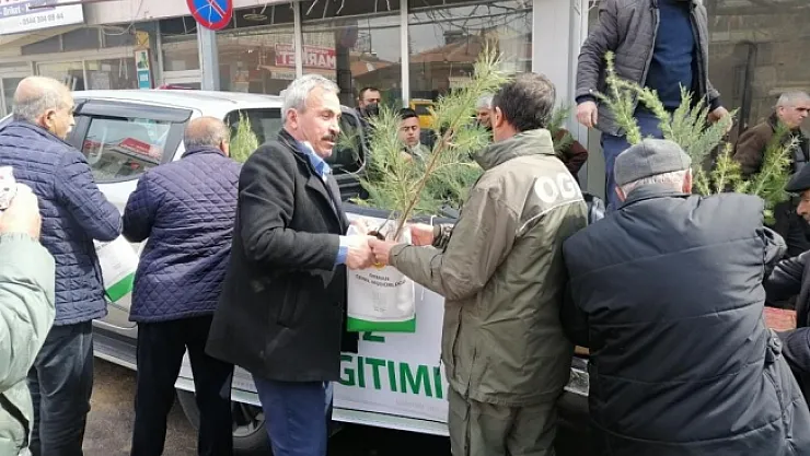 Malatya'nın Hekimhan İlçesi'nde ücretsiz fidan dağıtımına vatandaş ilgi gösterdi.  