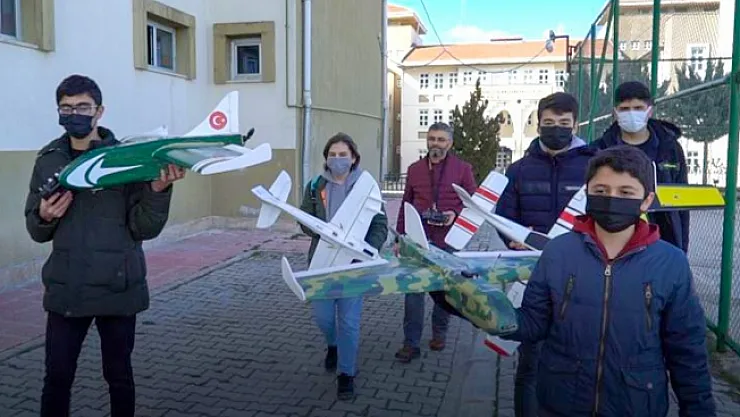Malatya'nın Vecihi Hürkuşları 'Model Uçak' üretip, uçuruyorlar