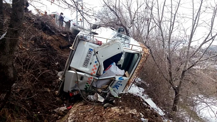 Minibüs ile otomobil çarpıştı: 17 yaralı