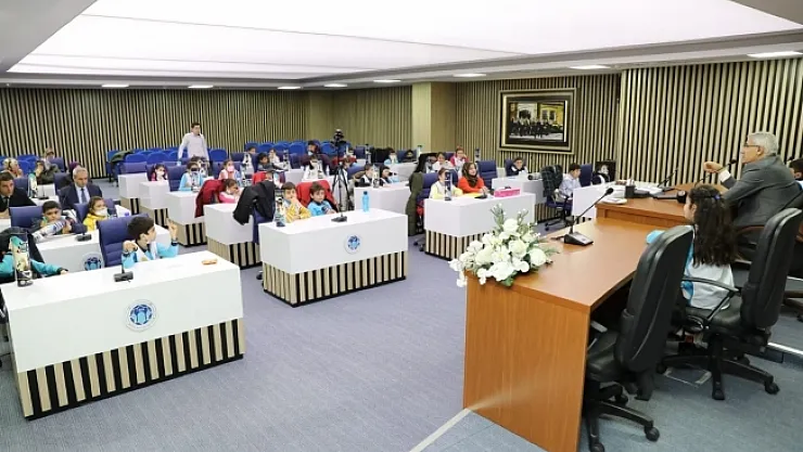 Minik öğrencilerden Başkan Güder'e soru yağmuru