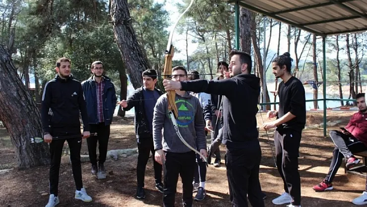 Öğrenciler doğa sporları dersi uygulamalarını kampta yaptı