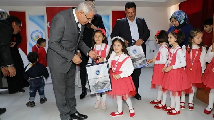 Öğrencilerin coşkulu gösterisi Başkan Güder'i duygulandırdı  