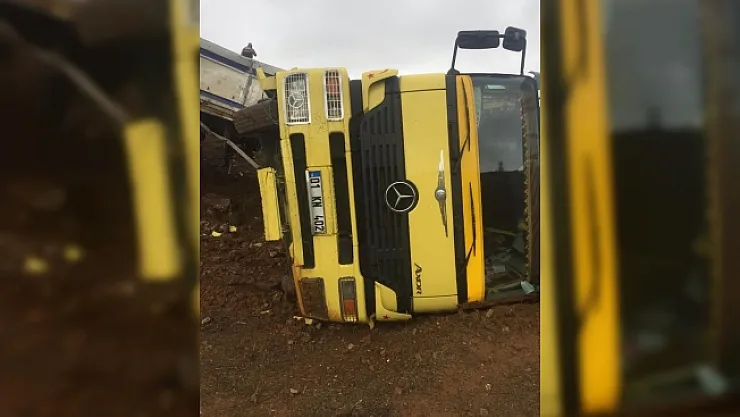 Şarampole devrilen tırın sürücüsü yaralandı