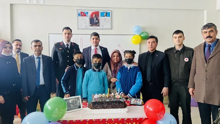 Üçüz kardeşlere sürpriz doğum günü