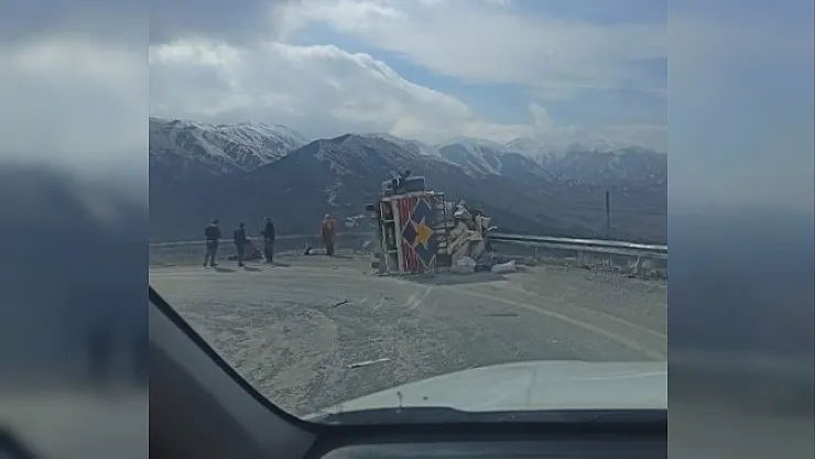 Virajı alamayan kamyon devrildi: 1 yaralı