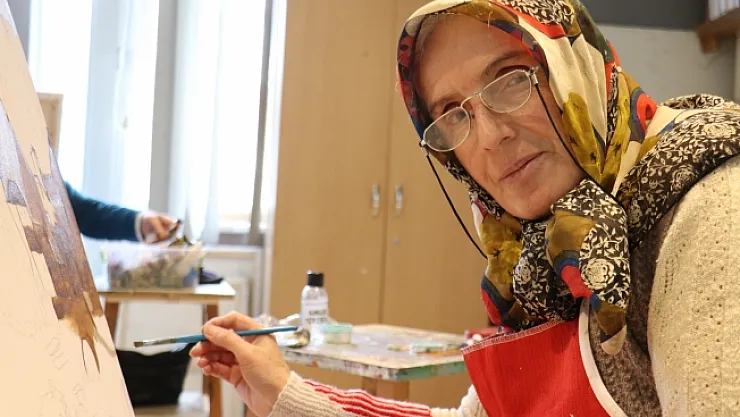 72 yaşındaki Aliye teyzenin resim aşkı