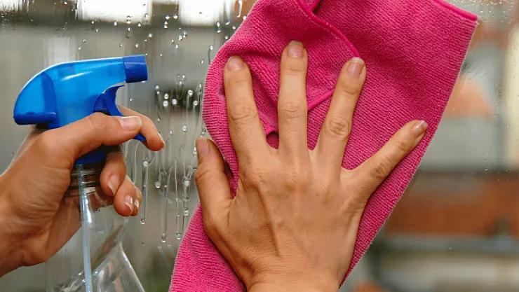 8 katlı apartmanın 4'üncü katından düştü